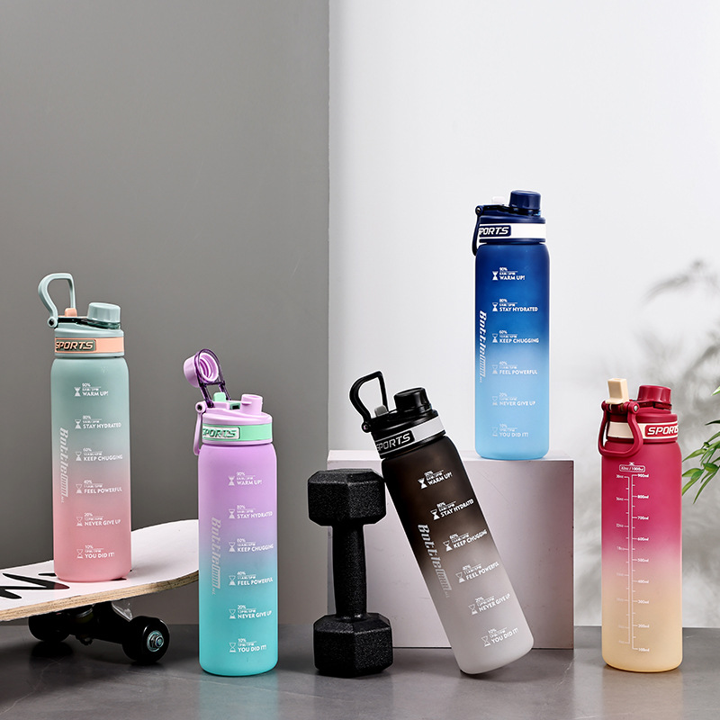 Taza de agua deportiva de color degradado Taza de plástico resistente a altas temperaturas y caídas de 1000ml Taza de mano al aire libre para estudiantes de alto valor