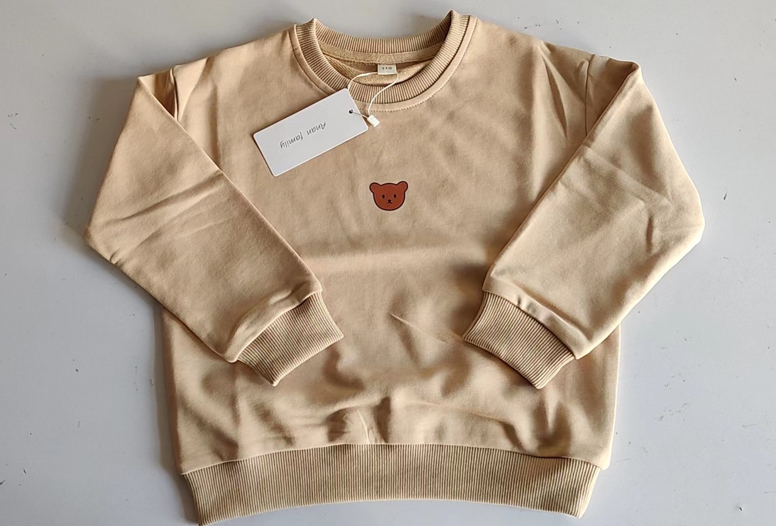 Conjuntos de ropa para padres e hijos, estilo nuevo de verano 2025, conjuntos familiares para una familia de tres, camisetas elegantes de manga corta, peleles con temática de osos para niños y niñas