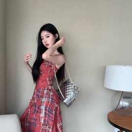 辣妹复古格纹撞色吊带连衣裙女2024夏修身收腰A字裙长裙