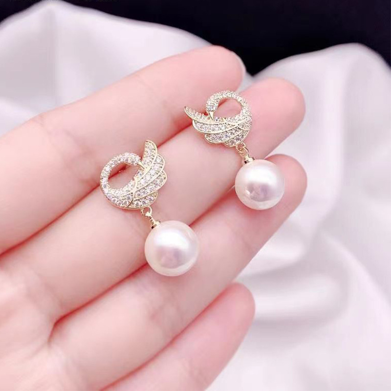 Sophisticated elegant swan from pearl