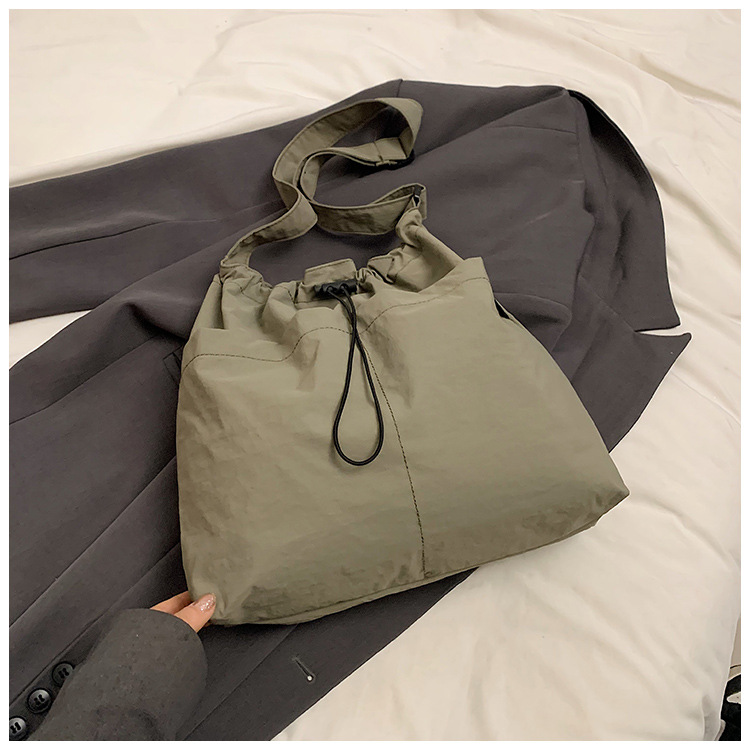 Bolsa de lona de moda simple 2024 nueva bolsa de mujer bolsa de hombro casual versátil de gran capacidad de viaje al trabajo bolso de cubo