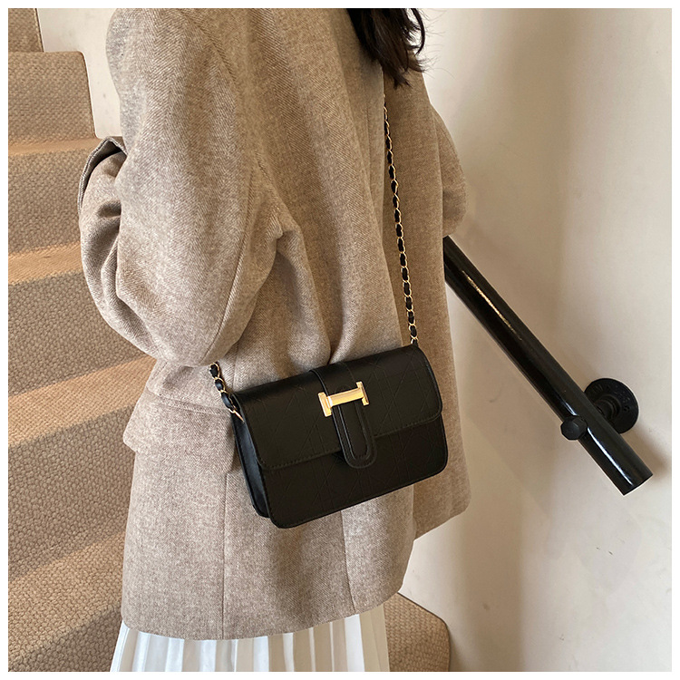 This stylish, high-quality, and trendy hand-held crossbody bag is a new cross-border women's bag for autumn and winter 2024. It features a checkered commuter single-shoulder bag undefined