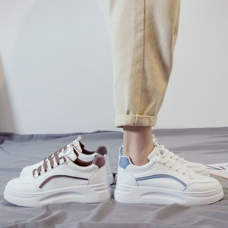 2025 primavera nuevos estudiantes Harajuku zapatos de skate pequeños zapatos blancos para mujeres versátiles coreanos zapatos de cuero deportivo de suela gruesa