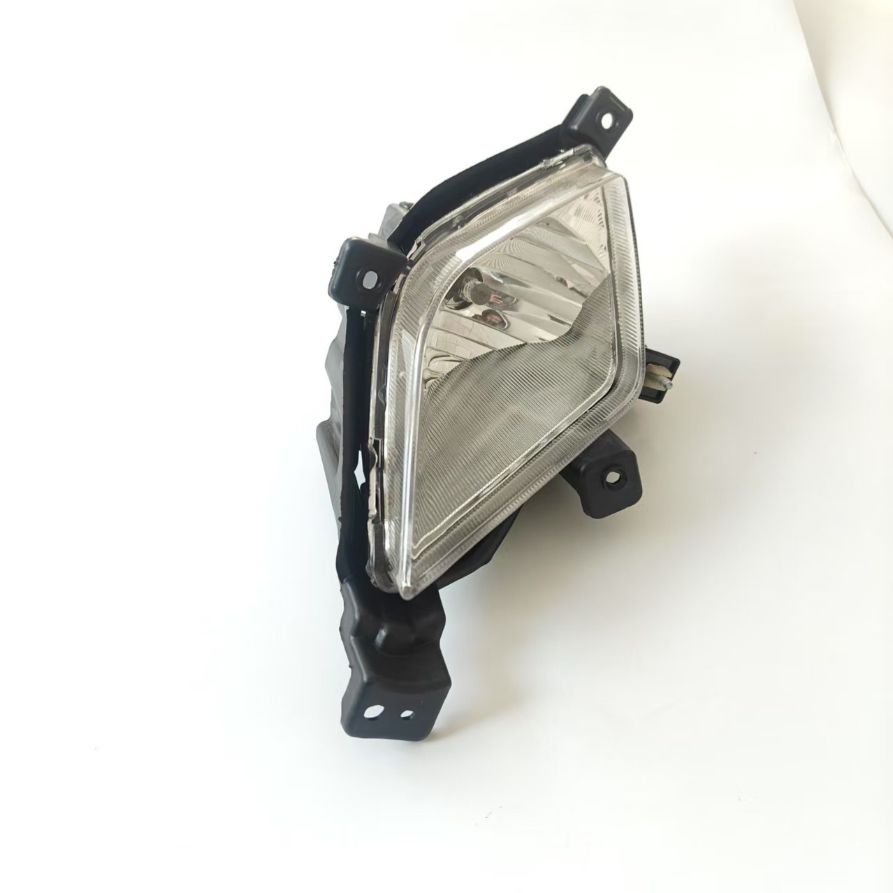 Front fog lamp 8320134001 8320234001 suitable for car Korando front bumper bracket fog lamp batch