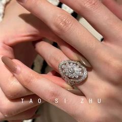 レトロな重工微はジルコンの花の指輪を入れます。