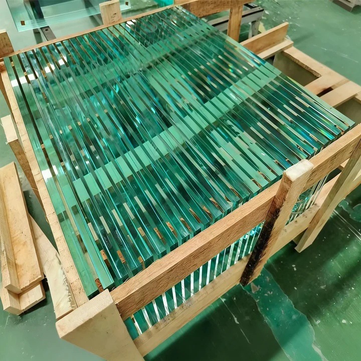 定制淋浴房平板钢化玻璃超白夹胶隔断透明夹丝浴室工程玻璃厂家