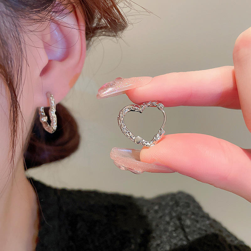 Trendy Cool Spicy Girl Textured Heart Earrings for Women, Light Luxury Stud Earrings with a Unique Design for Autumn and Winter