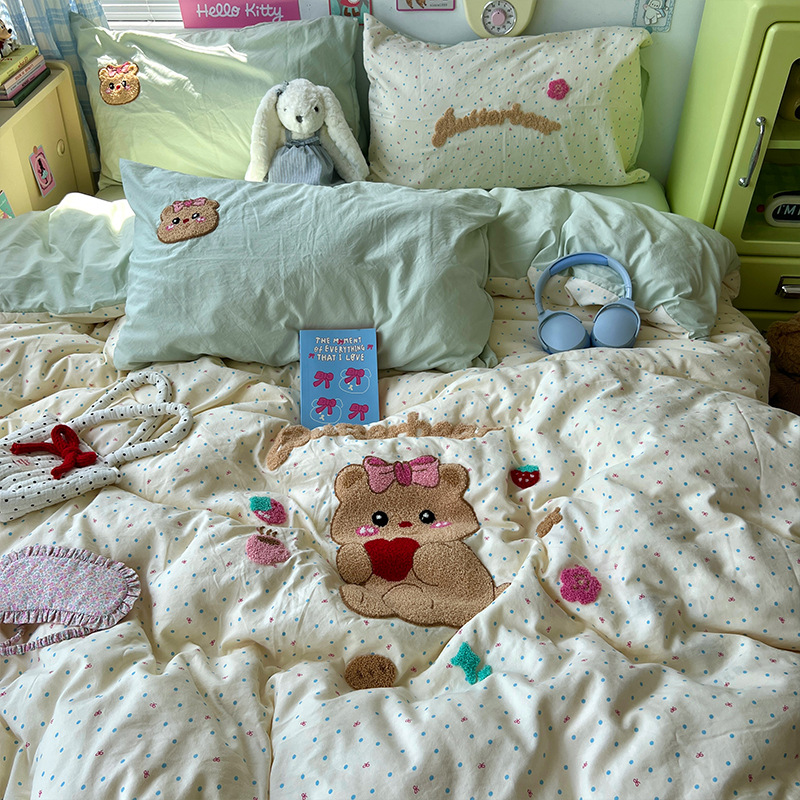 Toallas de algodón lavados con agua bordadas cuatro piezas juegos de estudiantes de tres piezas juegos de dormitorios de chicas fábrica de dibujos animados al por mayor