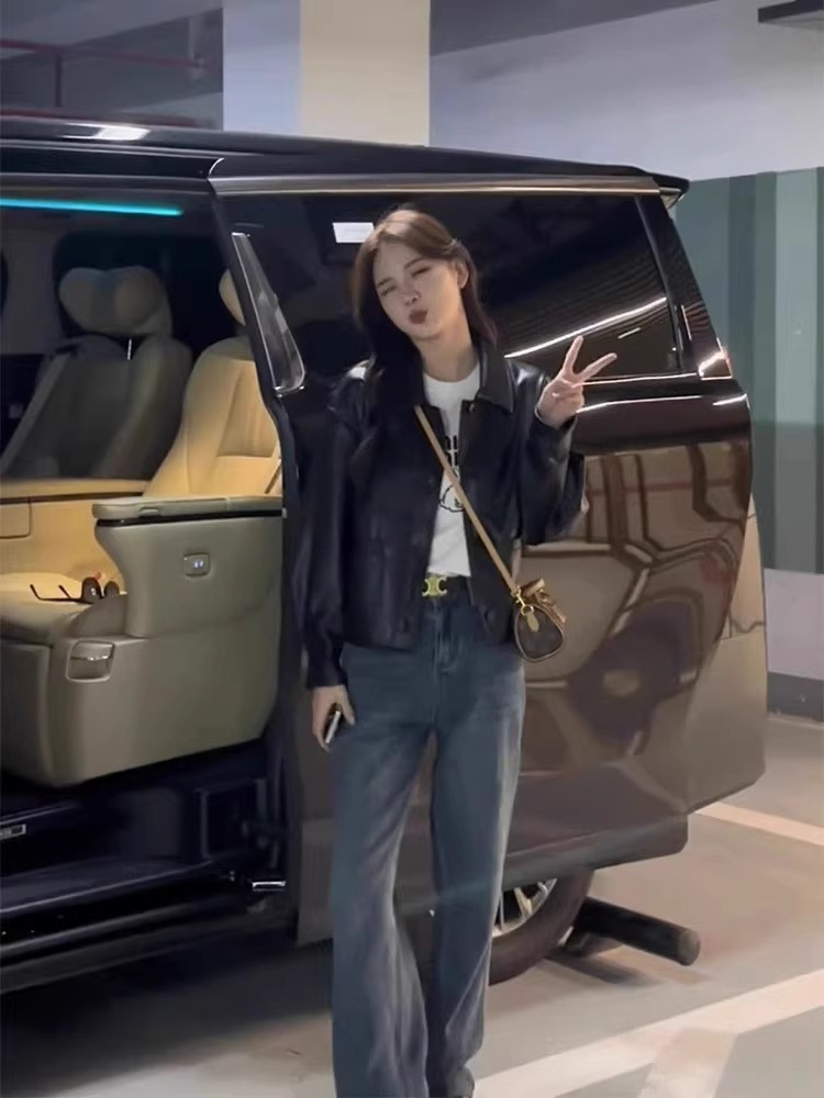 黒いpuの皮の服のコートの女性の短い金の2024春秋の新型の復古の香港風の小さい背の爆発の機関車の皮のジャケット