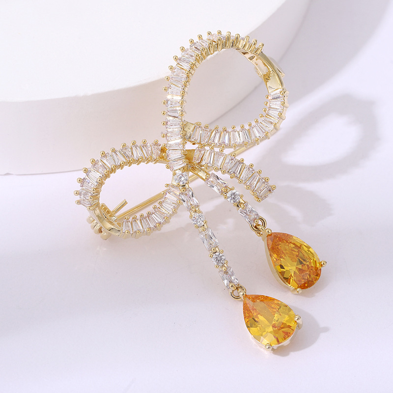 High-end retro elegant brooch with zircon with tassels