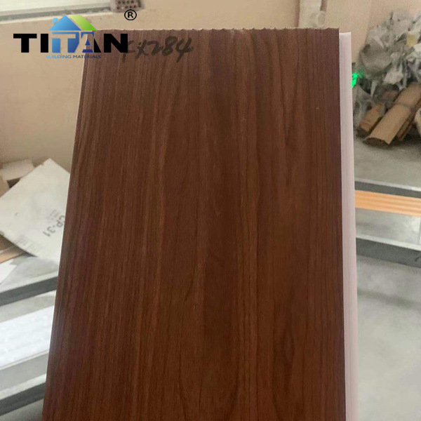 Película a prueba de humedad, fácil de limpiar, grano de madera, refuerzo de plástico de tira larga de PVC, revestimiento de techo de cocina, personalizado