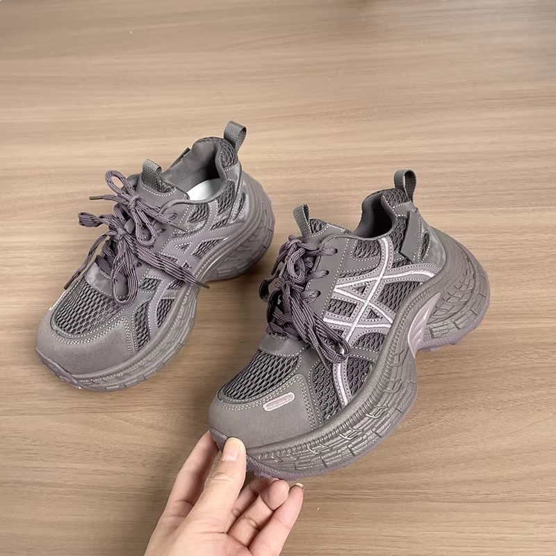 2026 aumento de altura zapatos deportivos casuales de primavera gruesa nueva zapatos blancos zapatos blancos para mujeres ligeros versátiles