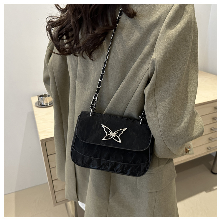 This is a trendy, casual, fashionable and simple crossbody bag for women with a niche design in the autumn of 2024 undefined