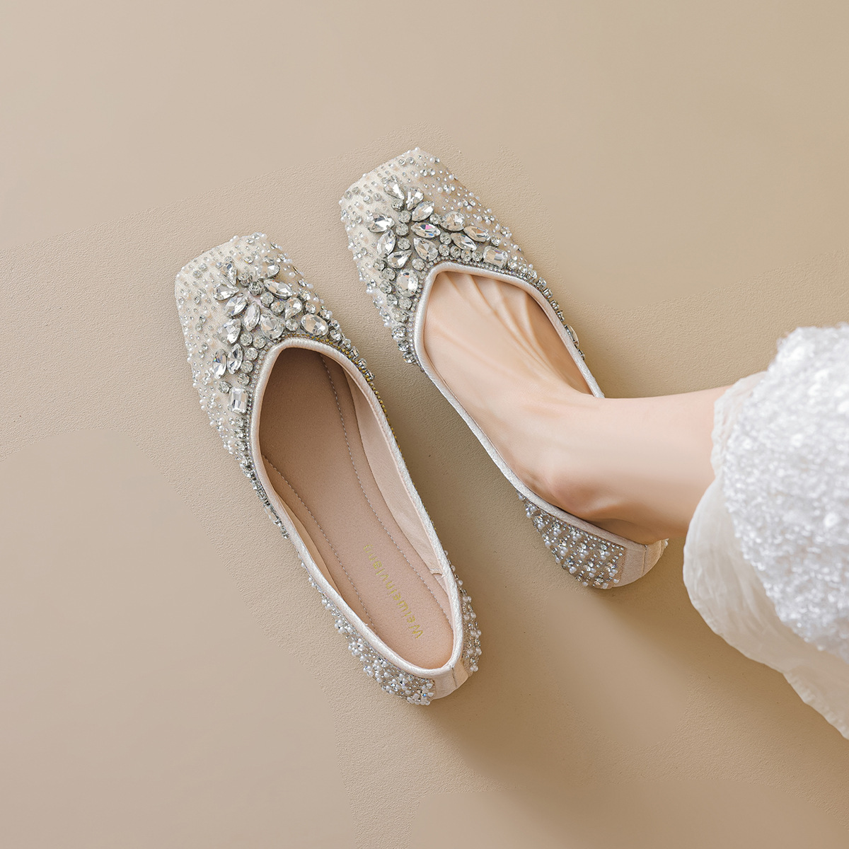 威威女郎 5933-21方头平底单鞋女配裙子水钻婚鞋软底不累脚豆豆鞋