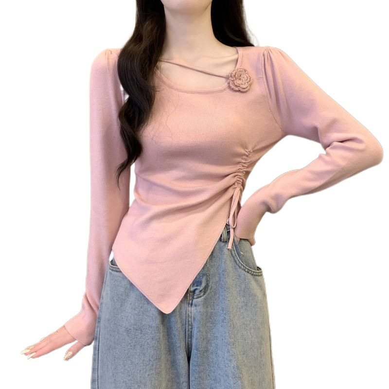 ドーパミンの赤い立体花の長袖のニットの女性の早秋の側は縄を引いて腰を収めてやせています。|undefined