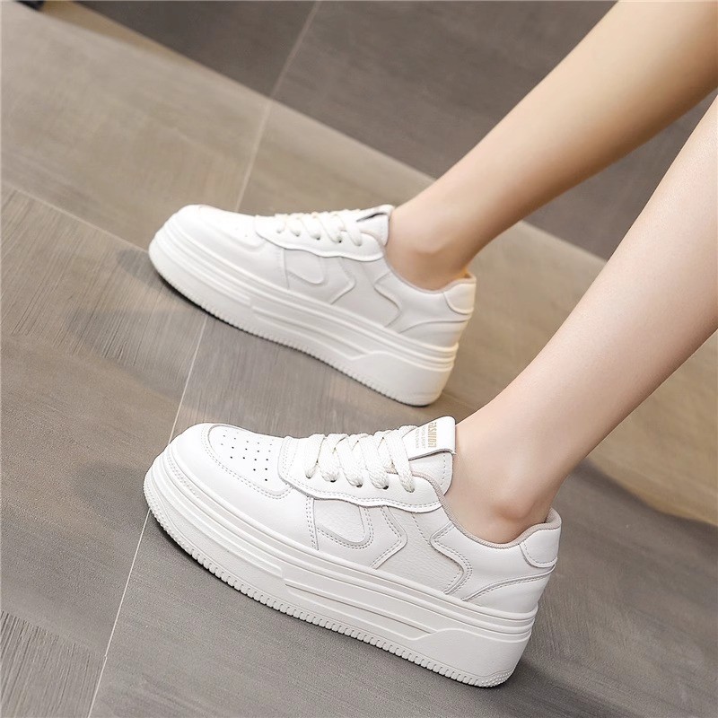 Modas versátiles muffin con suela gruesa zapatos blancos para mujeres verano de 2026 nuevas zapatillas deportivas casuales populares para estudiantes