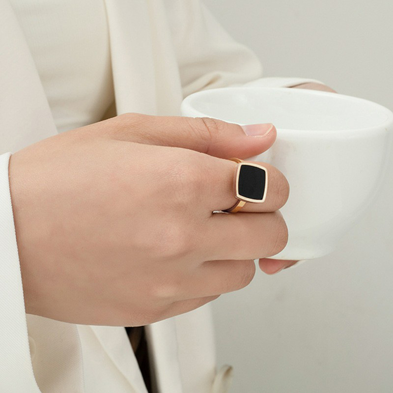 Marca cuadrada negra Xiyin transfronteriza nuevo no desvanecerse ligero lujo nuevo estilo simple anillo de personalidad europea y americana joyería para mujeres