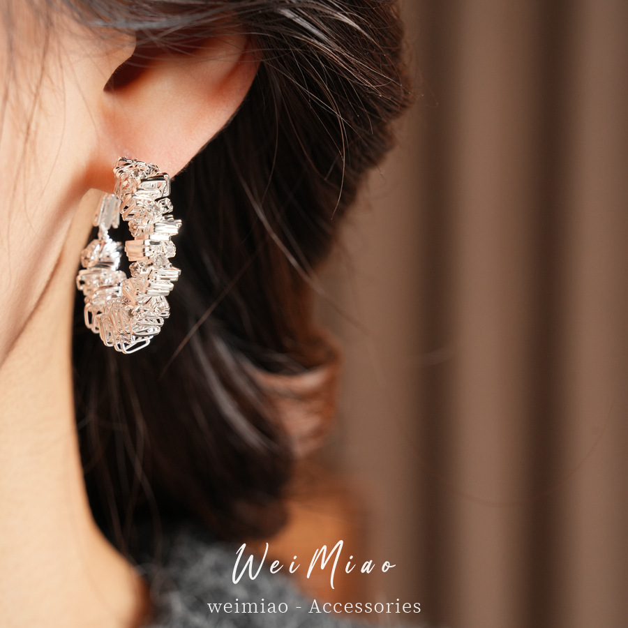 Geometría irregular circular hueco perilla de diamantes personalidad temperamento pendientes de moda ligero lujo alta sensación de auriculares al por mayor