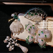 落日熔金孔雀绿宝石雕花扇子胸针古董感镀18K金 霜花蝴蝶锆石胸针
