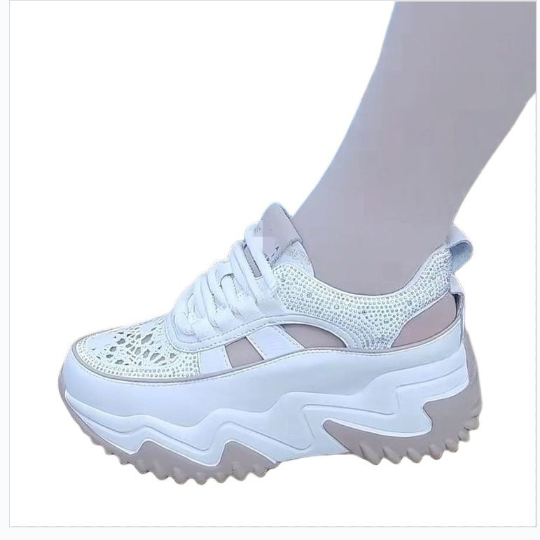 Sandalias de moda de fondo grueso para mujeres 2026 verano nuevo cuero suave hueco transpirable malla elevada zapatos deportivos casuales