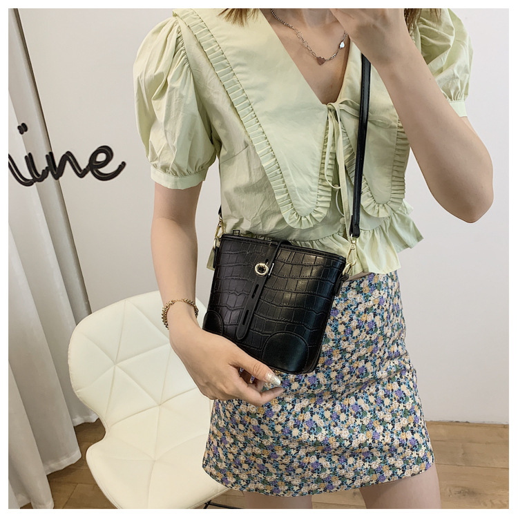 Nihaojewelry Fashion Texture Crocodile Pattern One-shoulder Messenger Bucket Bag Wholesale display picture 25