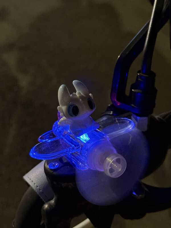 歯のない少年電気自動車オートバイ装飾風力発電小型航空機風力発光ライト車の装飾品車の漫画|undefined