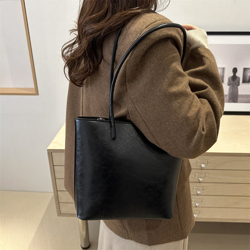New simple commuter casual tote bag retro fashion large capacity bag women's autumn and winter niche trend shoulder bag