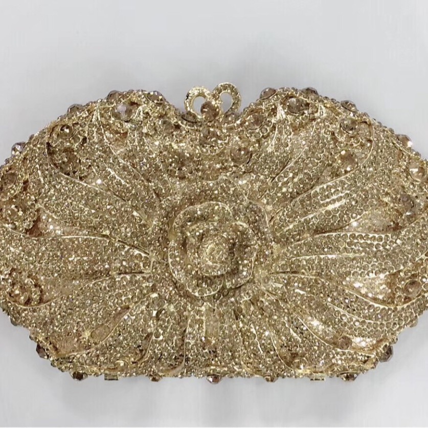 Túi clutch nữ đính kim cương giả kim loại rỗng, kiểu dáng sang trọng, kích thước 22.5x12x6 cm — Đế Vàng Kim Cương
