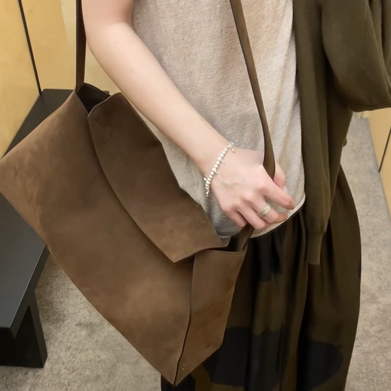 Sac à bandoulière simple en daim givré polyvalent et décontracté de l'influenceur Instagram, nouveau modèle 2024_voghion.com
