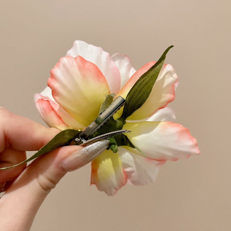 2025 brota de cabello en línea sensación de alto nivel rosa boca de pato mar de cabello cortado bordes de cabello clip de cabello flores adornamiento de cabello mujer