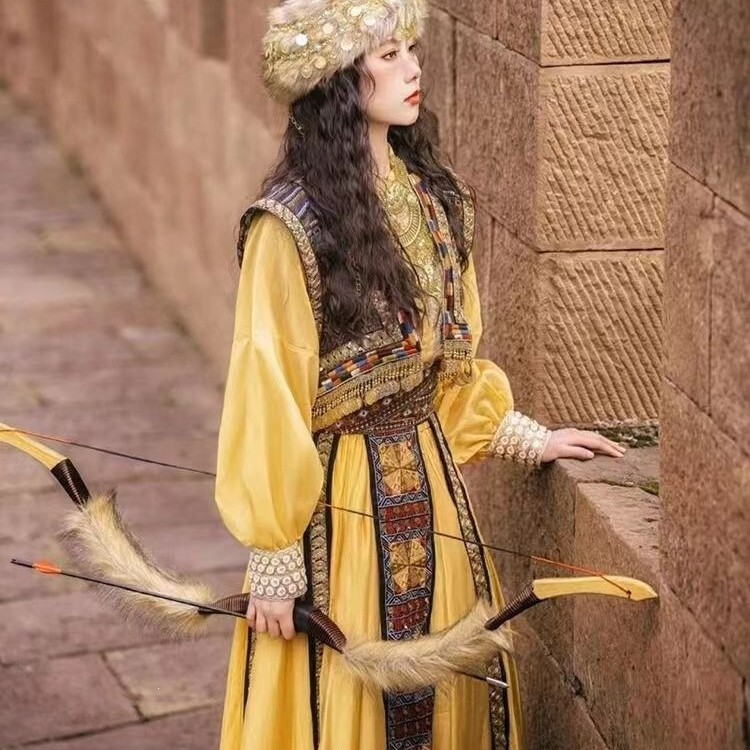 Ancient princess hunting attire, western-style top, long skirt, intricately crafted gold-decorated vest, streamers, Xizang and Xinjiang photo shoot