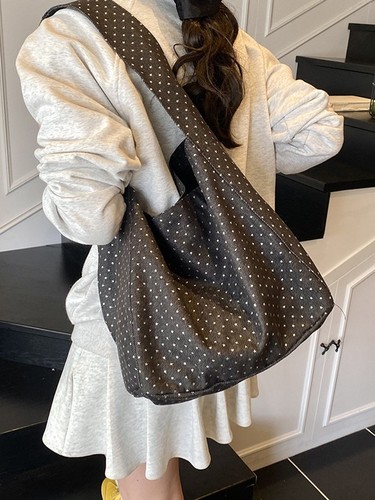 Korean-style leopard print canvas bag for women, stylish and versatile tote bag with dots, large capacity, student shoulder bag, casual design.