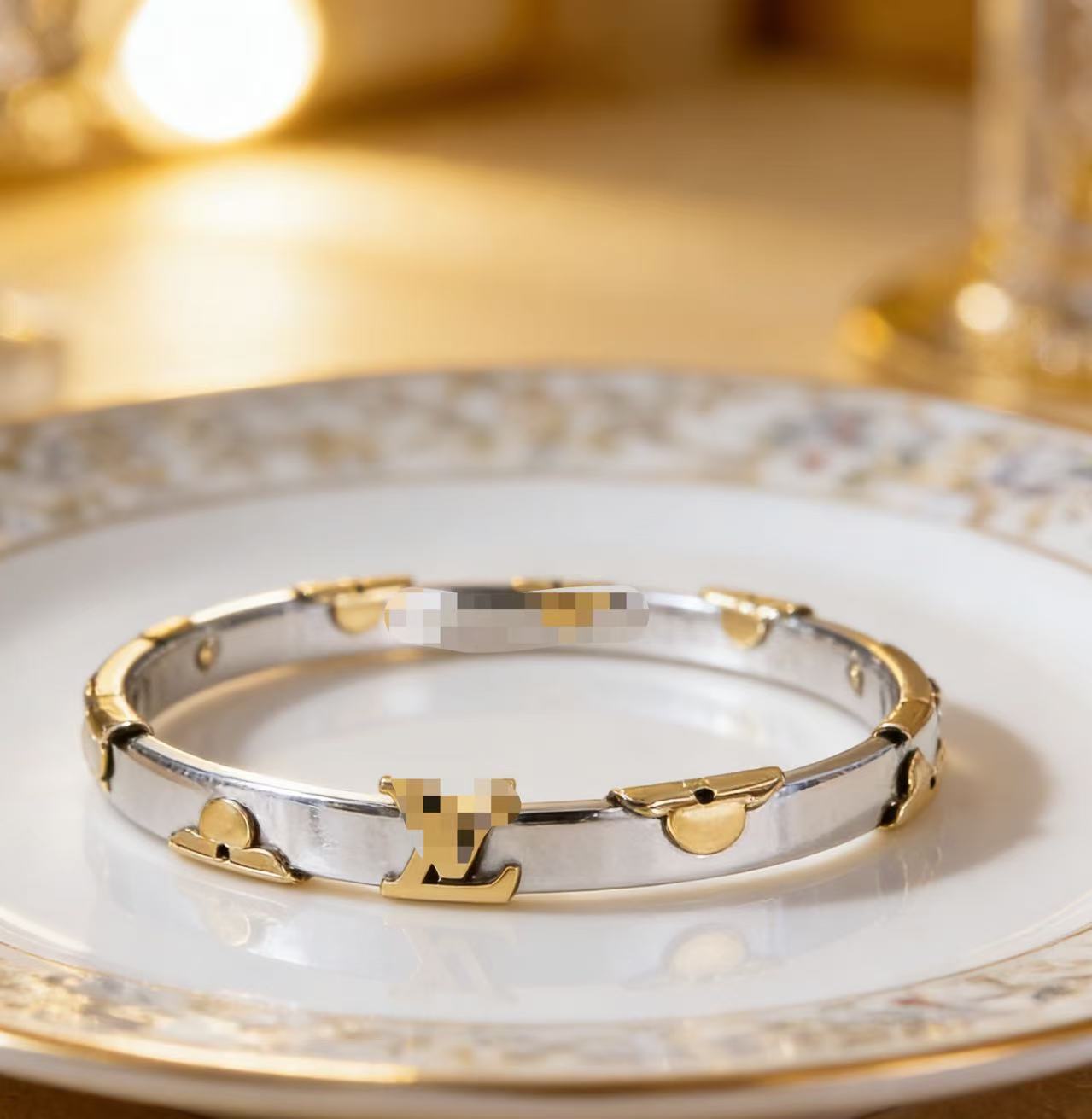 2025 新しいヨーロッパとアメリカのビッグブランドチタン鋼ブレスレット非退色ステンレス鋼ブレスレットバックルオープニングハンドジュエリー卸売