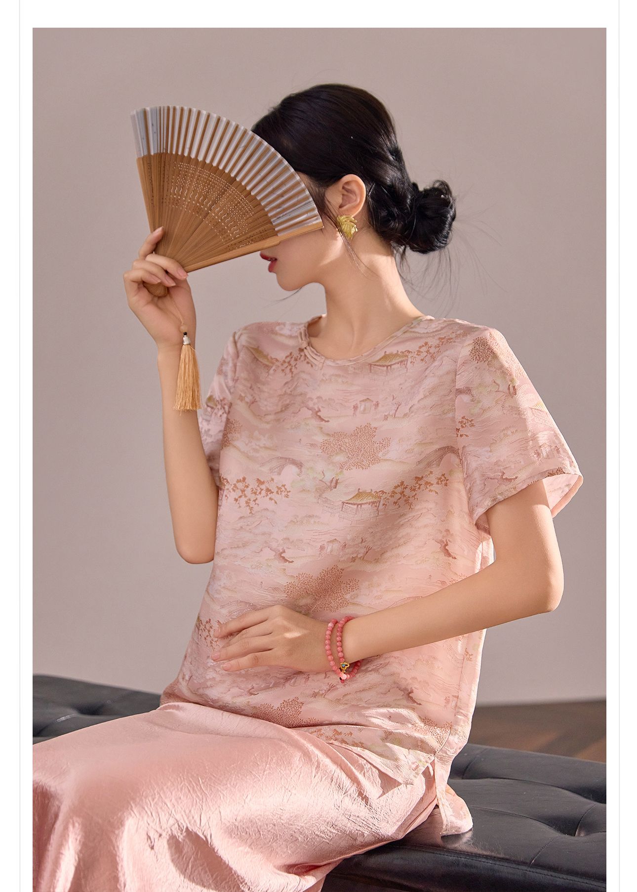 Áo thun cổ tròn tay ngắn phong cách Tân Trung Hoa đính khuy vải, chất liệu lụa tơ tằm jacquard — Màu hồng, màu mơ chi tiết 6