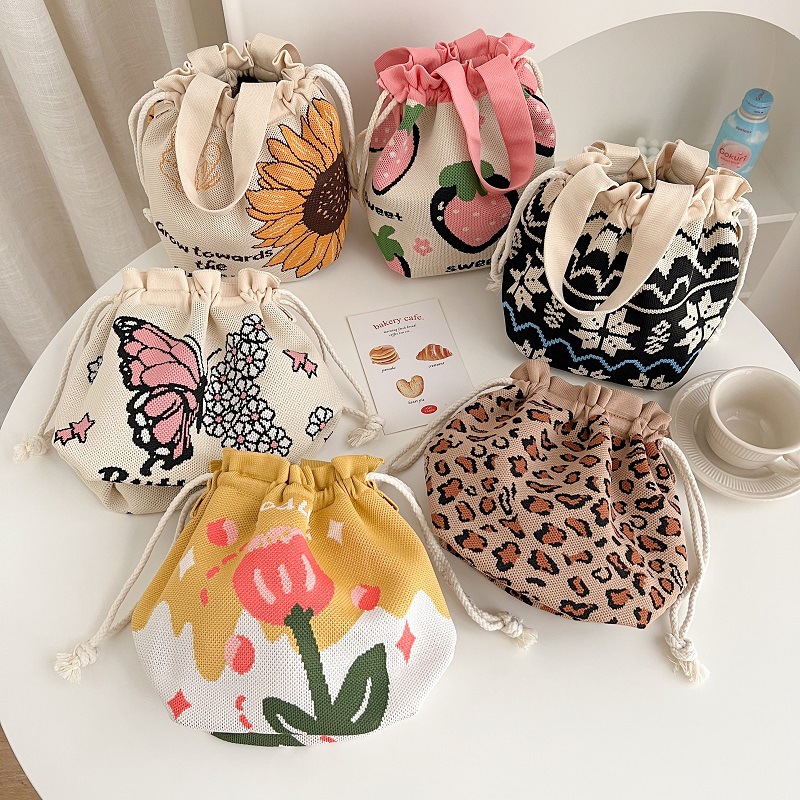 Genuine small design cartoon cute knitted handheld basket