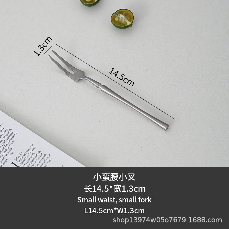 길이 14.5cm*너비 1.3cm, 작은 허리와 작은 포크