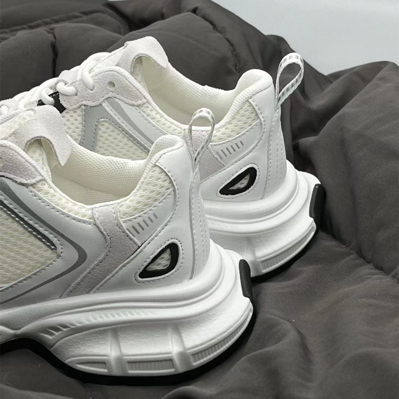 Zapatos de papá para mujeres verano y otoño de 2025 nuevo estilo versátil malla transpirable de moda en zapatos casuales de suela gruesa para mujeres