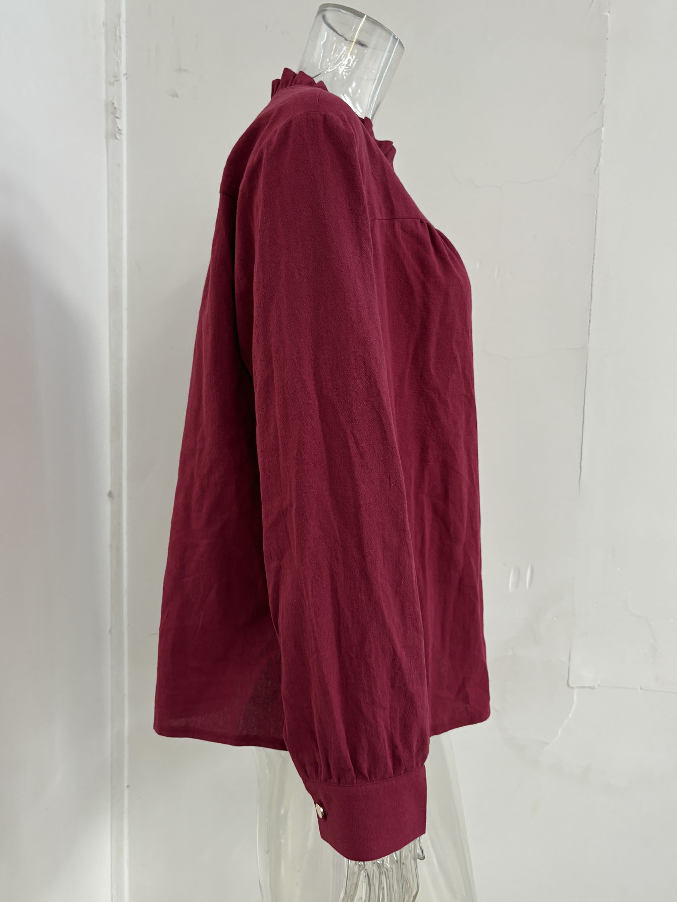 Dam blus i plus size med volangkrage och blommig spets_voghion.com