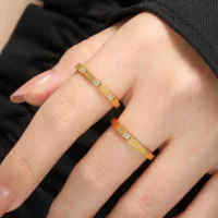 Корейское модное новое кольцо из титановой стали толщиной 2 мм с одним камнем, нишевый дизайн, персонализированное простое кольцо с тремя камнями