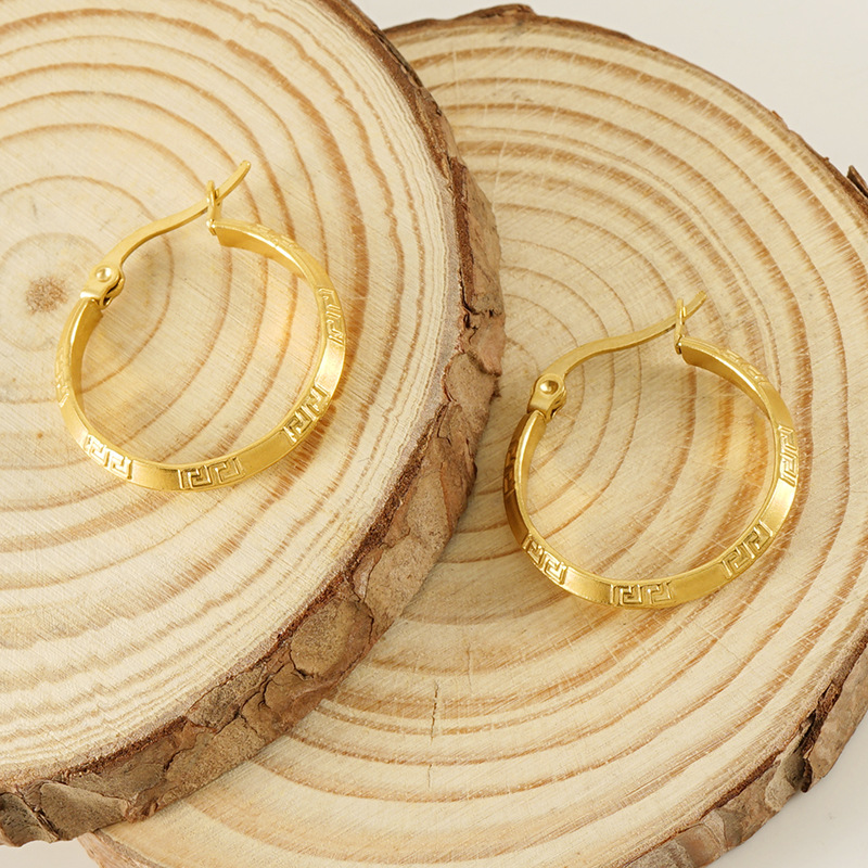 Cruz-frontera europea y americana ins estilo de titanio de acero círculo hebilla pendientes de acero inoxidable 18K Luz de lujo todo partido pendientes geométricos para las mujeres