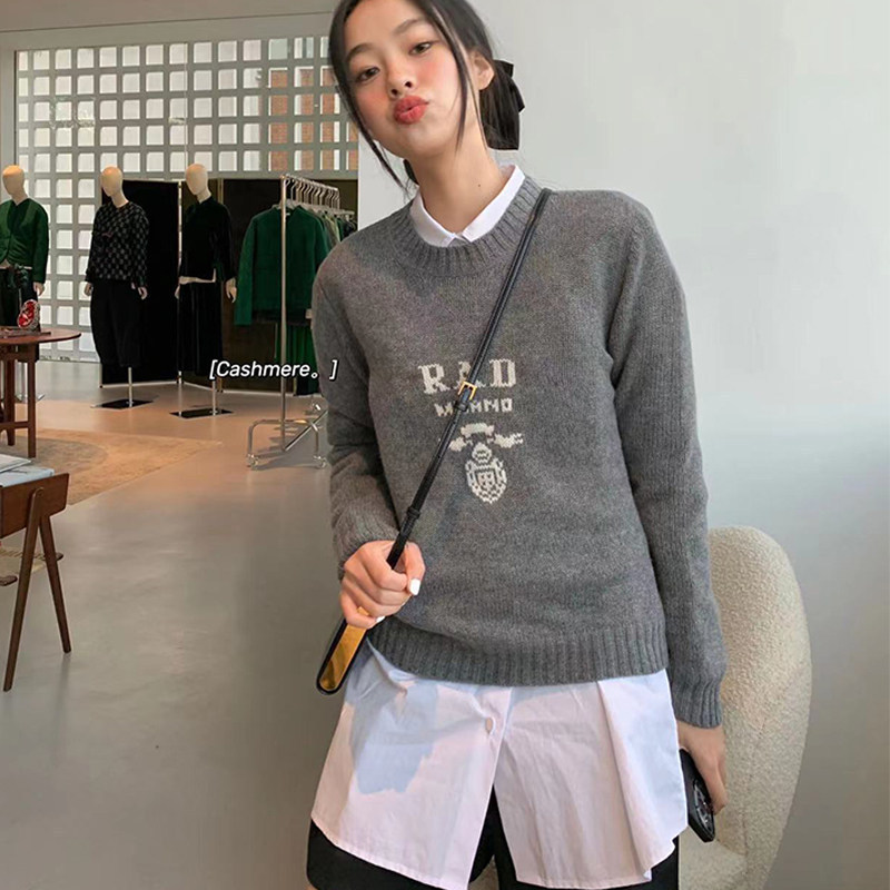 Classic Recommendation: Black and Gray Women's Sweater with Cashmere and Wool, Badge, Round Neck, Long Sleeves, Thin Style, Autumn and Winter Knit Top Classic Recommendation: Black and Gray Women's Sweater with Cashmere and Wool, Badge, Round Neck, Long Sleeves, Thin Style, Autumn and Winter Knit Top