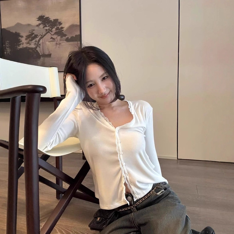白色蕾丝拼接v领长袖T恤女秋季设计感修身开衫单排扣纯欲百搭上衣|undefined