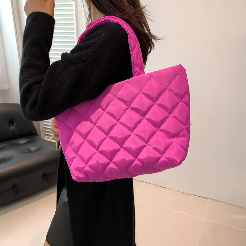 Bolsos de gran capacidad para mujer 2023 invierno nueva moda casual color sólido rombo bordado bolso de hombro bolso de viaje