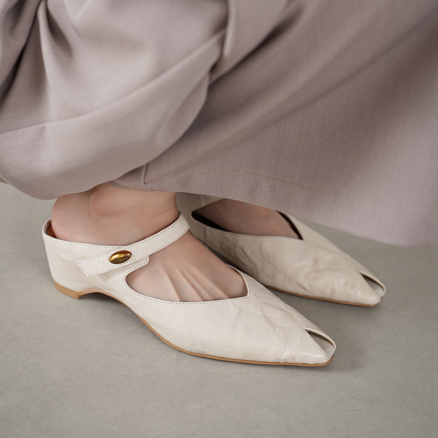 Sandal nữ mũi nhọn quai ngang gót vuông 7 cm da cừu — đen