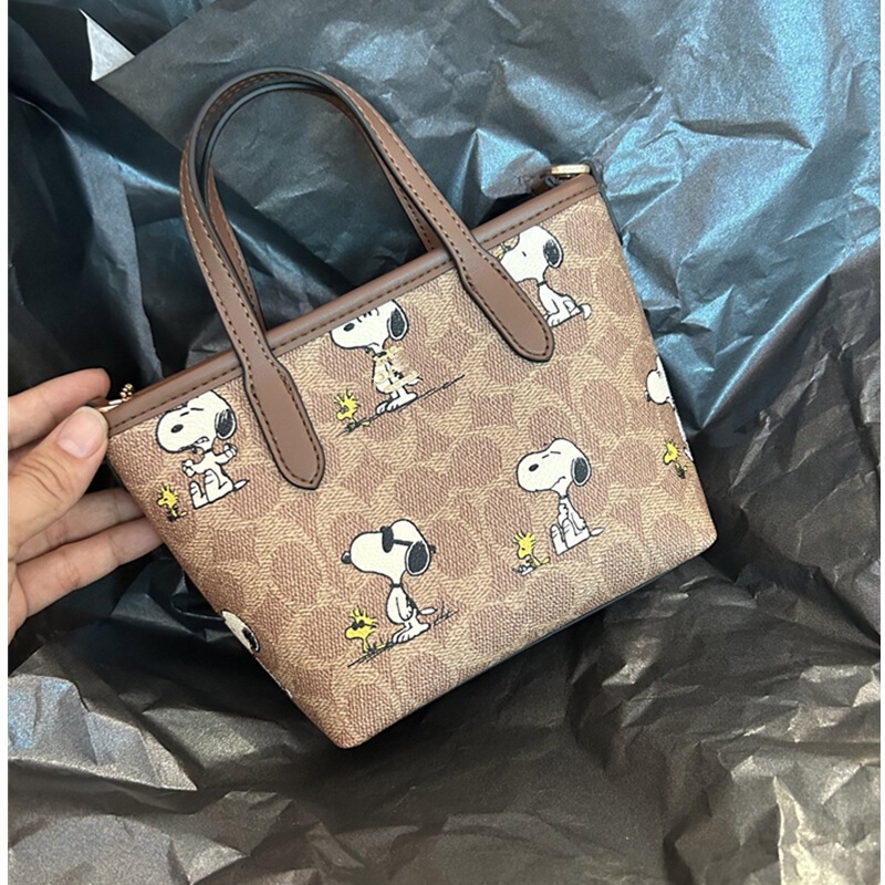 Coach's New City15 Mini Tote Bag Shoulder Handbag Commuter Mini Dumpling Bag Women's Crossbody Vegetable Basket