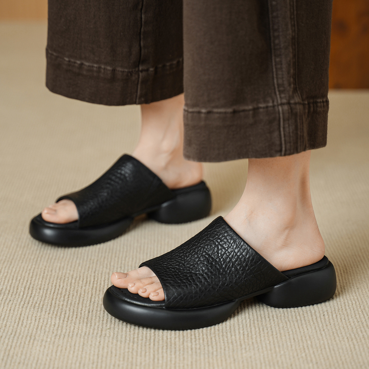 Dép sandal nữ quai chữ V đế dày da cừu khóa thắt lưng — đen