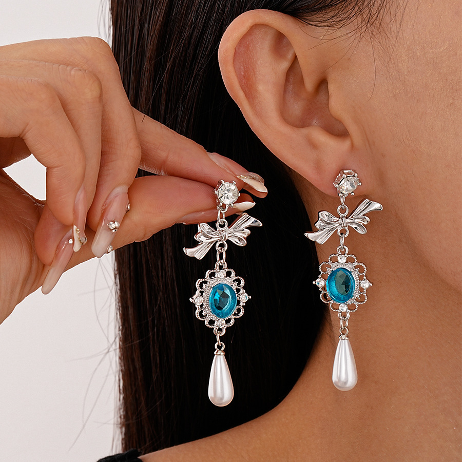 Retro elegant earrings with bow with tassels