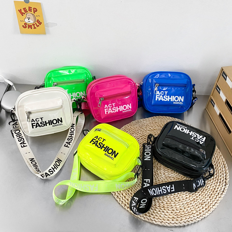 Versión coreana del bolso de pecho para niños y niñas de moda, letras de estilo occidental, bandolera ancha para niños, nuevo monedero de charol para niños