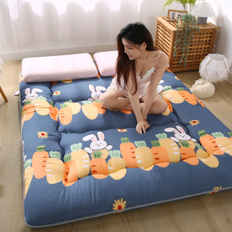 색상 토끼는 무를 두껍게 좋아합니다.