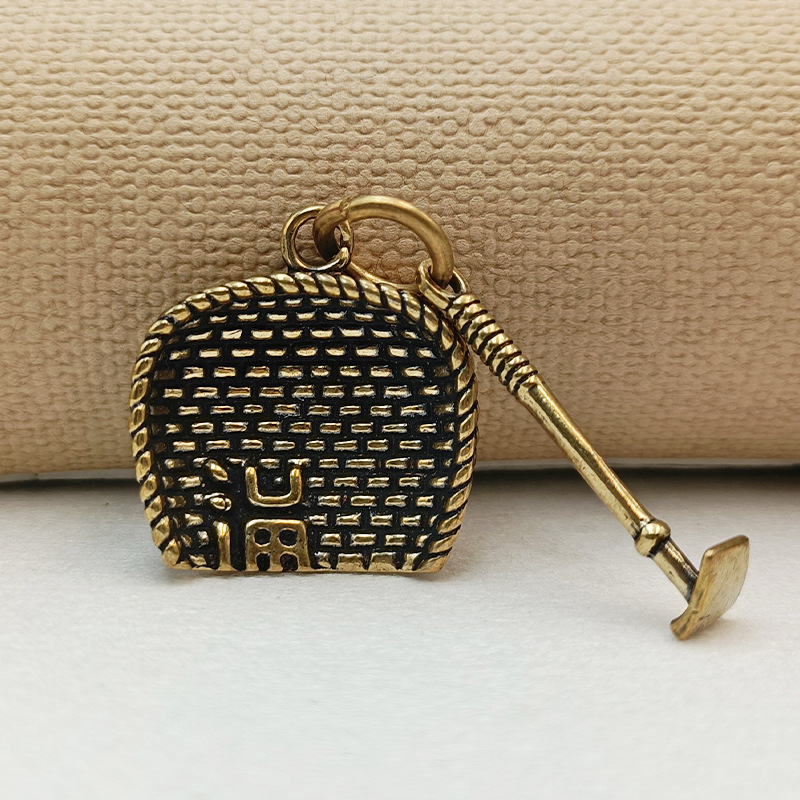 Brass Retro Old Fun Small Dustpan Keychain Pendant Creative Hoe Car Keychain Bronze Ornaments Brass Retro Old Fun Small Dustpan Keychain Pendant Creative Hoe Car Keychain Bronze Ornaments